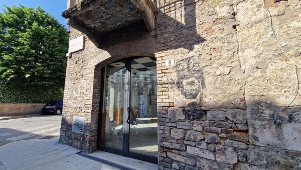 locale commerciale in vendita ad Ascoli Piceno in zona Centro Storico
