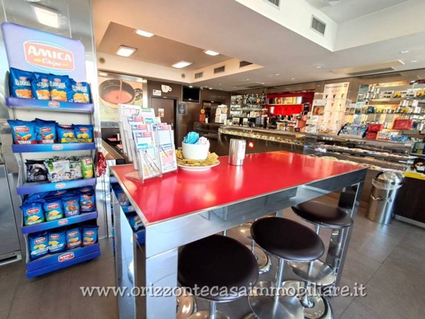 negozio in vendita ad Ascoli Piceno in zona Campo Parignano