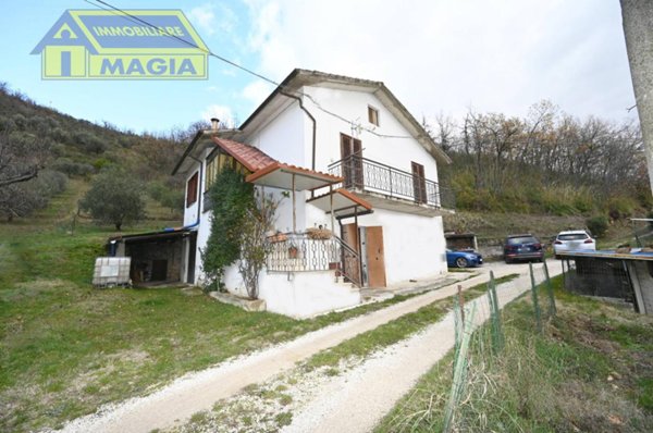 casa indipendente in vendita ad Ascoli Piceno in zona Centro Storico