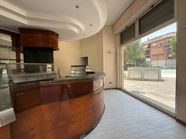 locale commerciale in vendita ad Ascoli Piceno in zona Campo Parignano