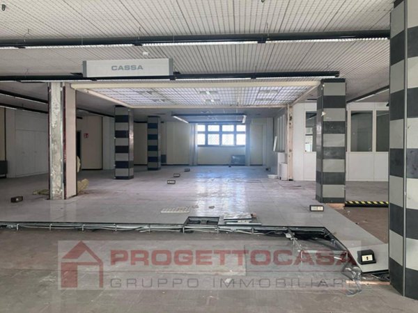 locale commerciale in vendita ad Ascoli Piceno in zona Centro Storico