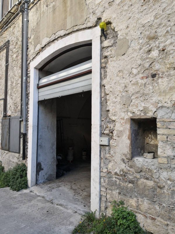 locale di sgombero in vendita ad Ascoli Piceno in zona Centro Storico