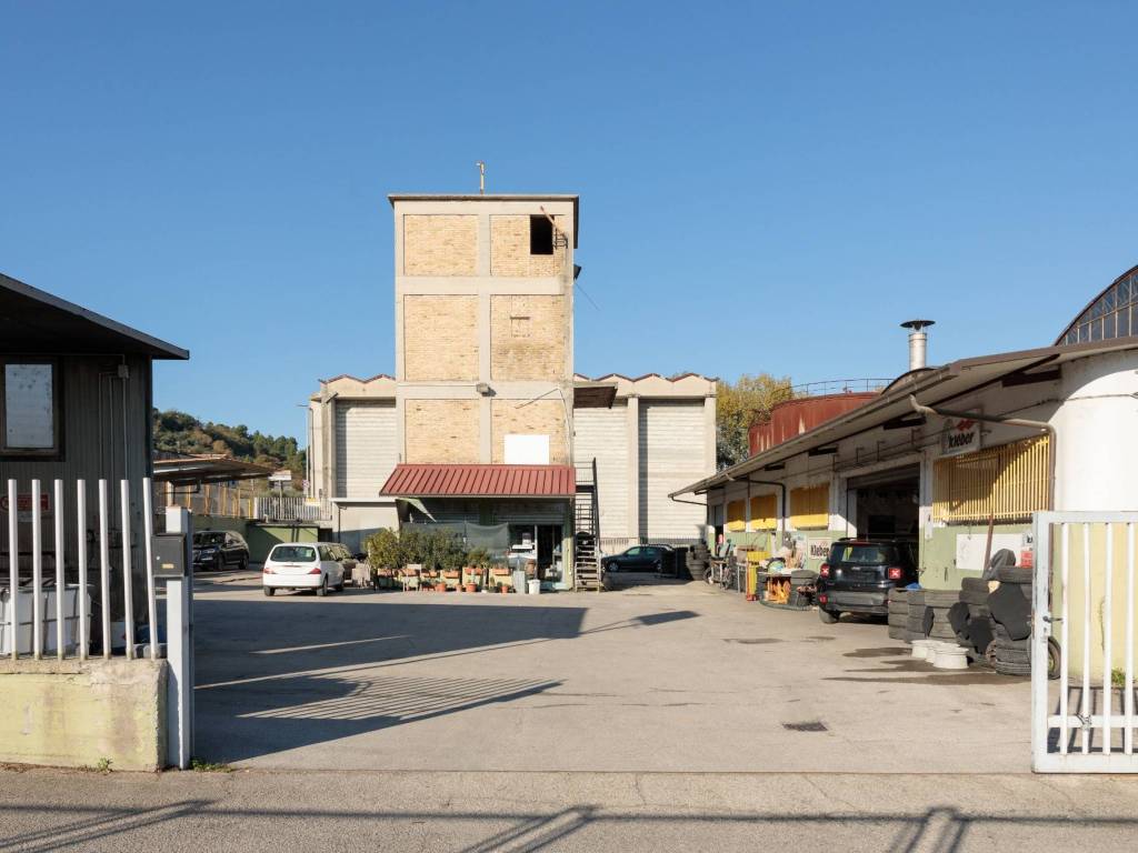 negozio in vendita ad Ascoli Piceno in zona Lu Battente