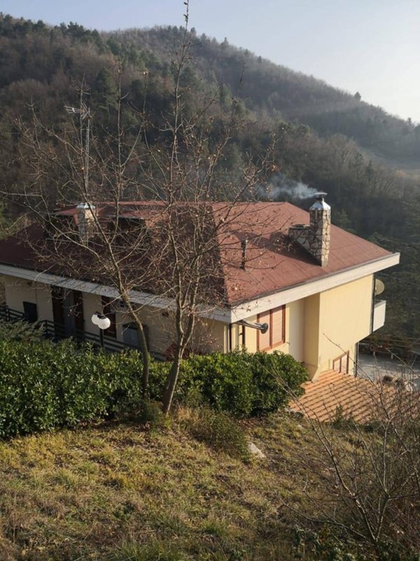 casa indipendente in vendita ad Ascoli Piceno in zona Mozzano