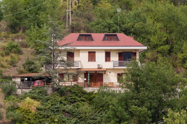 casa indipendente in vendita ad Ascoli Piceno in zona Mozzano
