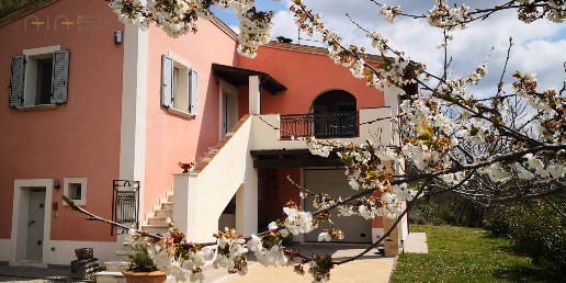 casa indipendente in vendita ad Ascoli Piceno in zona Centro Storico