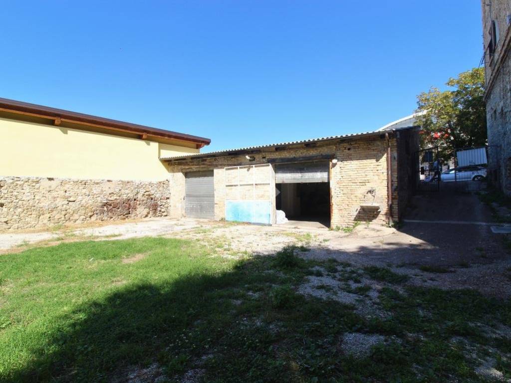 locale commerciale in vendita ad Ascoli Piceno in zona Centro Storico