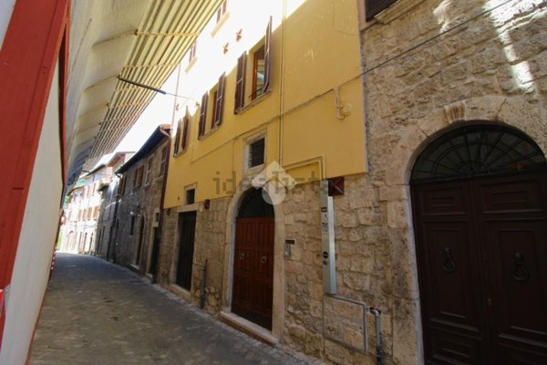 appartamento in vendita ad Ascoli Piceno in zona Piazzarola