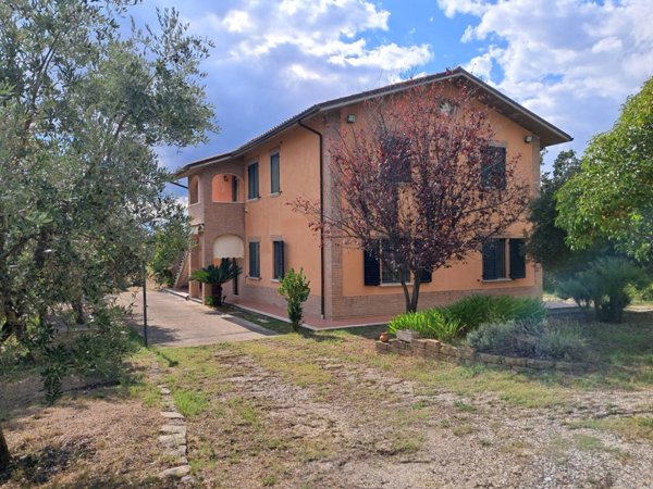 casa indipendente in vendita ad Ascoli Piceno in zona Valle Fiorana