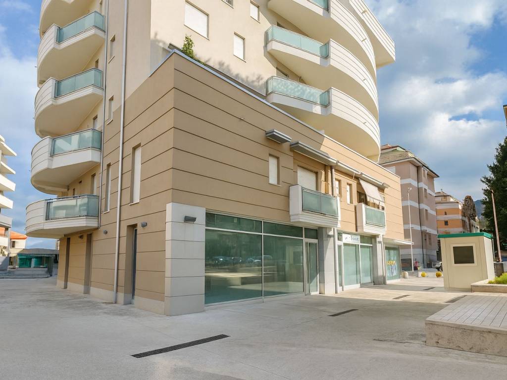 negozio in vendita ad Ascoli Piceno