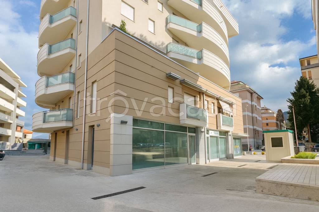 negozio in vendita ad Ascoli Piceno