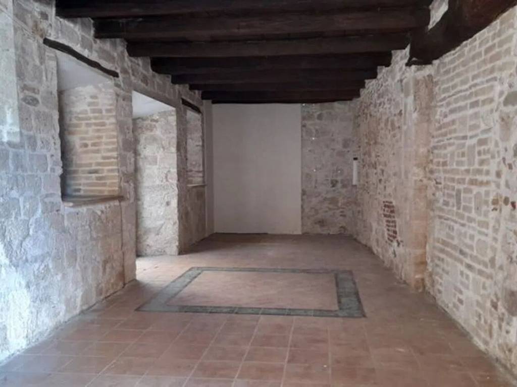 negozio in vendita ad Ascoli Piceno in zona Centro Storico