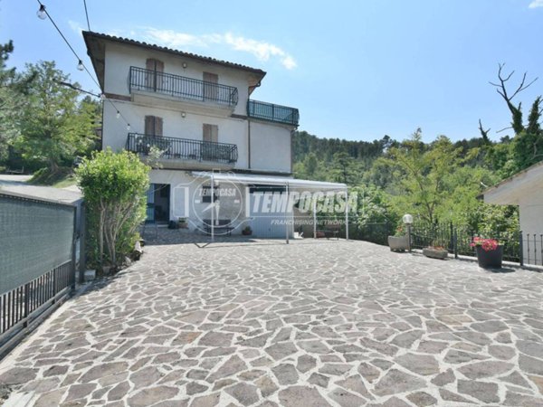 casa indipendente in vendita ad Ascoli Piceno in zona Mozzano
