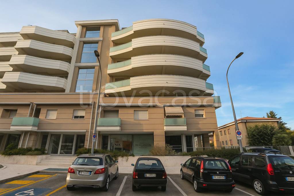 negozio in vendita ad Ascoli Piceno