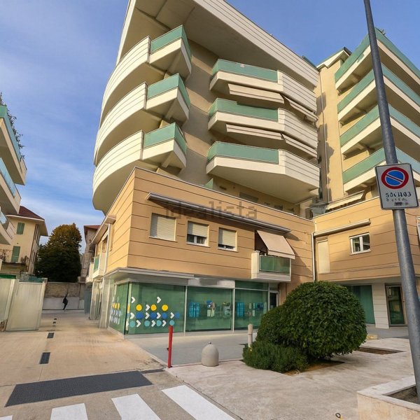locale commerciale in vendita ad Ascoli Piceno