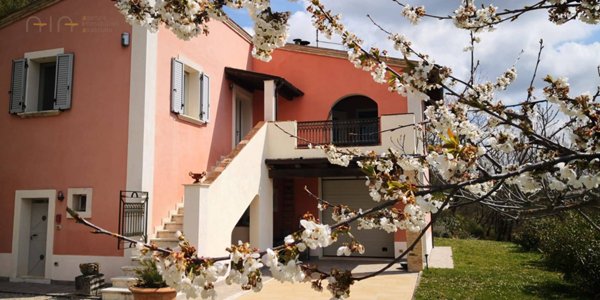 casa indipendente in vendita ad Ascoli Piceno in zona Centro Storico