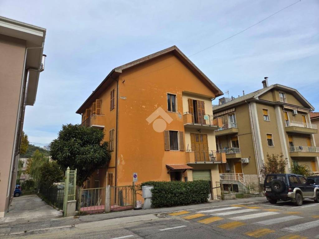 appartamento in vendita ad Ascoli Piceno in zona Borgo Solestà