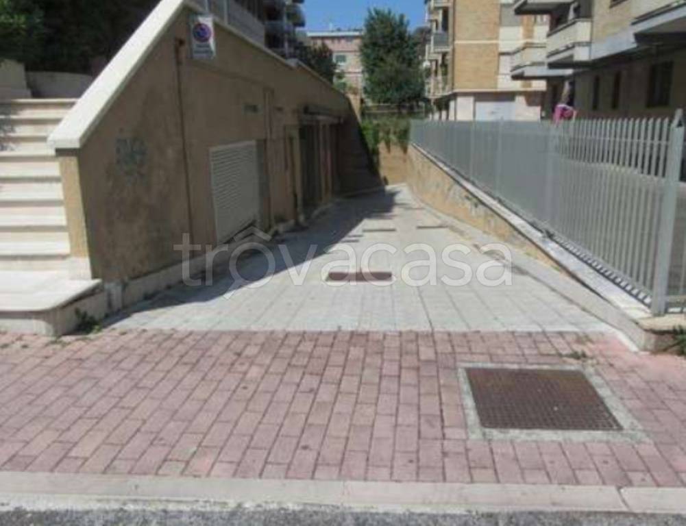 locale commerciale in vendita ad Ascoli Piceno