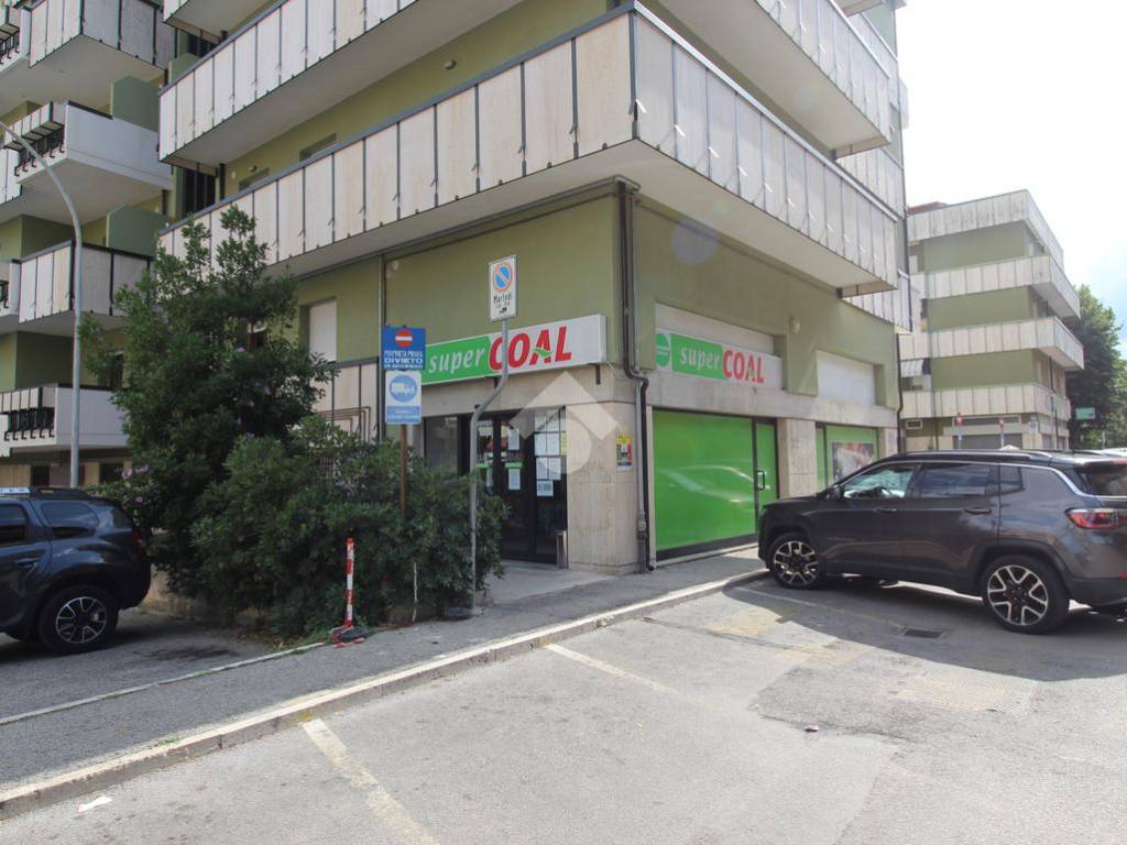 negozio in vendita ad Ascoli Piceno in zona Borgo Solestà