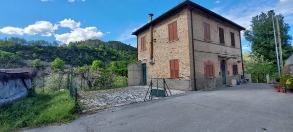 casa indipendente in vendita ad Ascoli Piceno in zona Mozzano