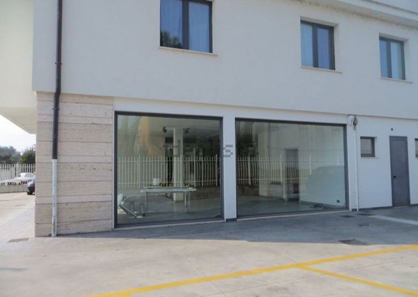 locale commerciale in vendita ad Ascoli Piceno