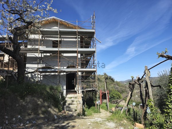 casa indipendente in vendita ad Ascoli Piceno in zona Centro Storico