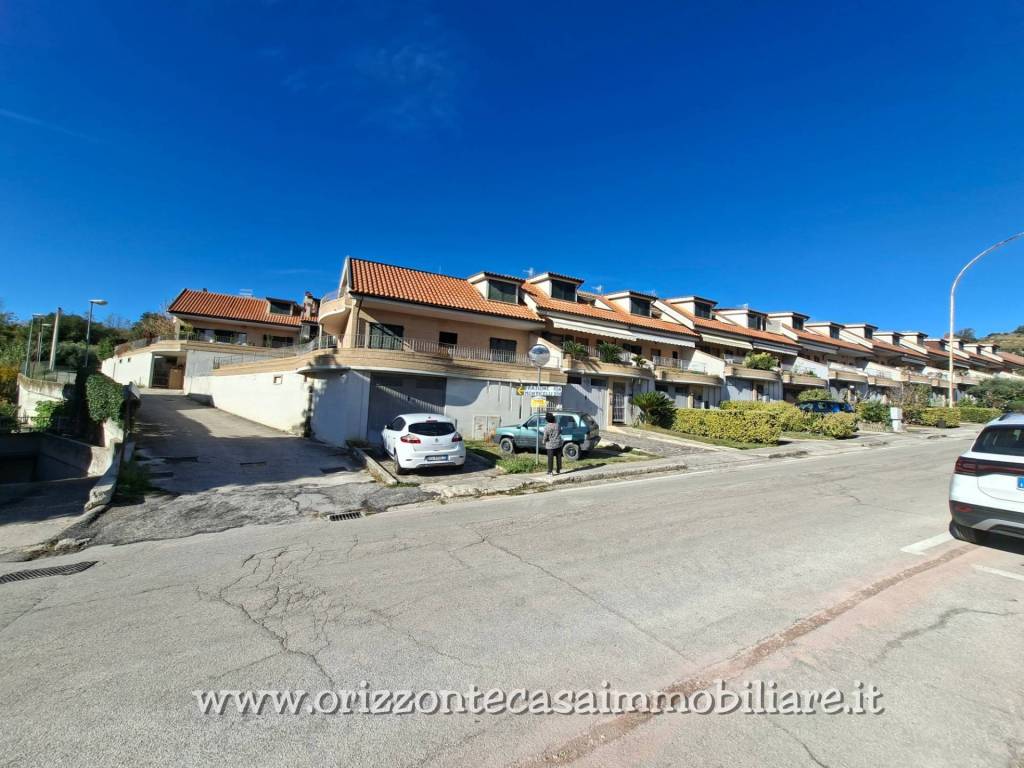 casa indipendente in vendita ad Ascoli Piceno in zona Monticelli