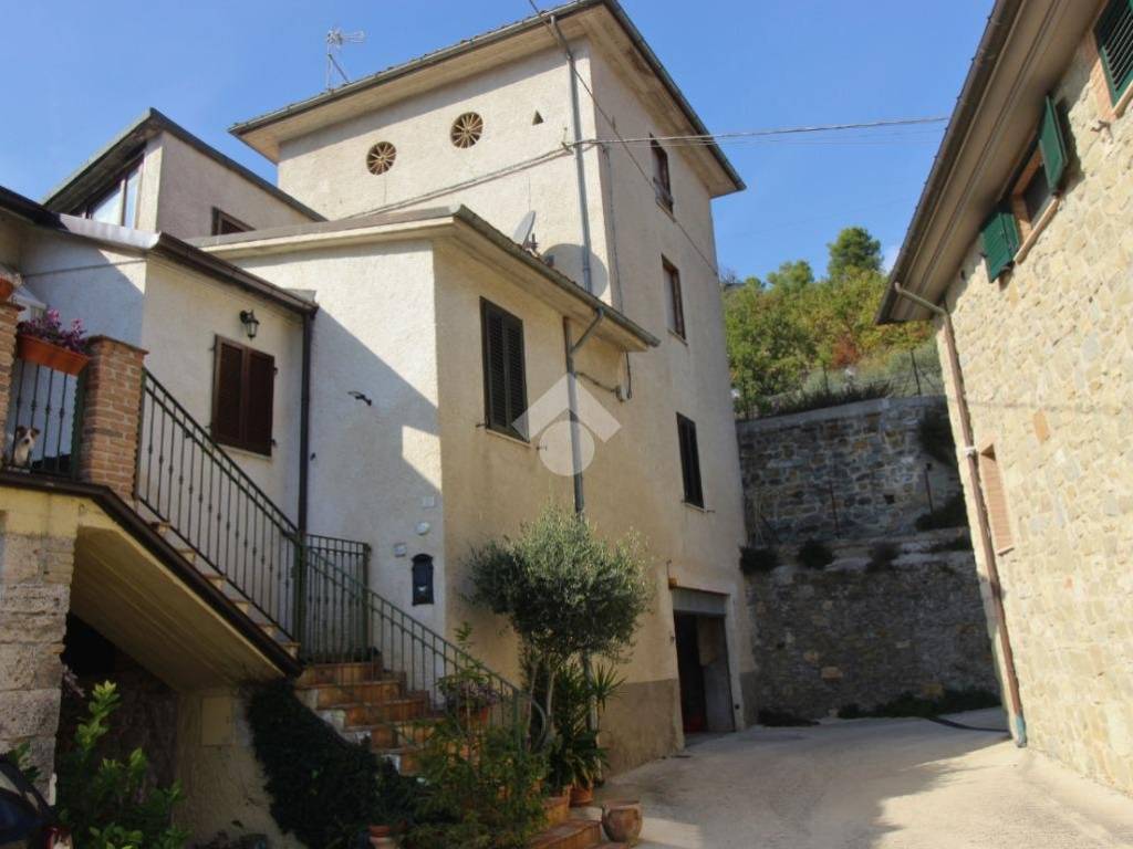 casa indipendente in vendita ad Ascoli Piceno in zona Mozzano