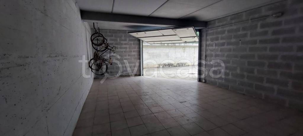 locale di sgombero in vendita ad Ascoli Piceno in zona Borgo Solestà