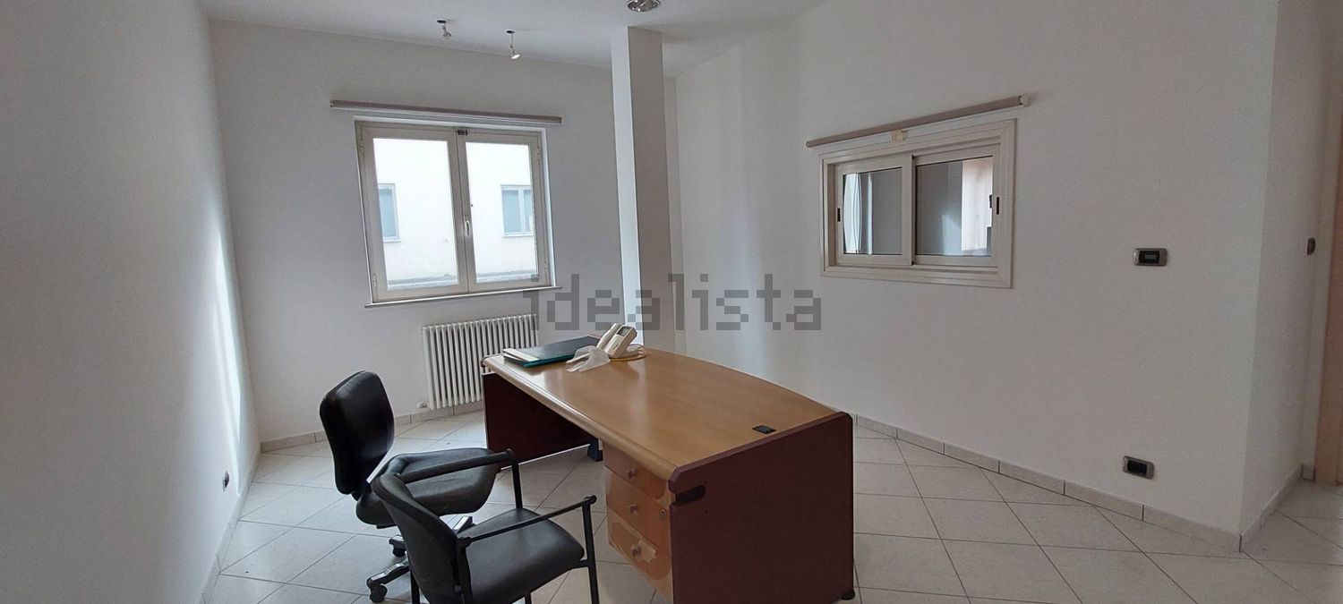 locale di sgombero in vendita ad Ascoli Piceno in zona Lu Battente