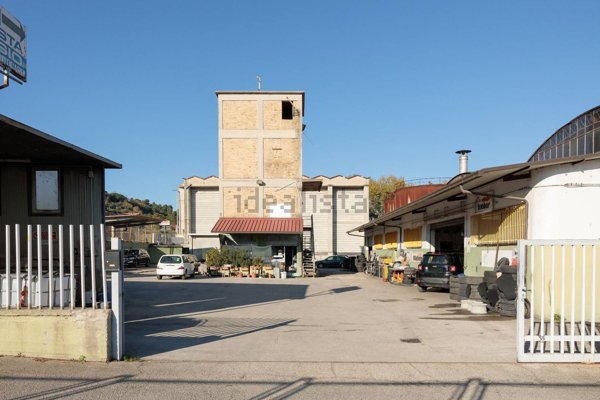 capannone in vendita ad Ascoli Piceno in zona Lu Battente