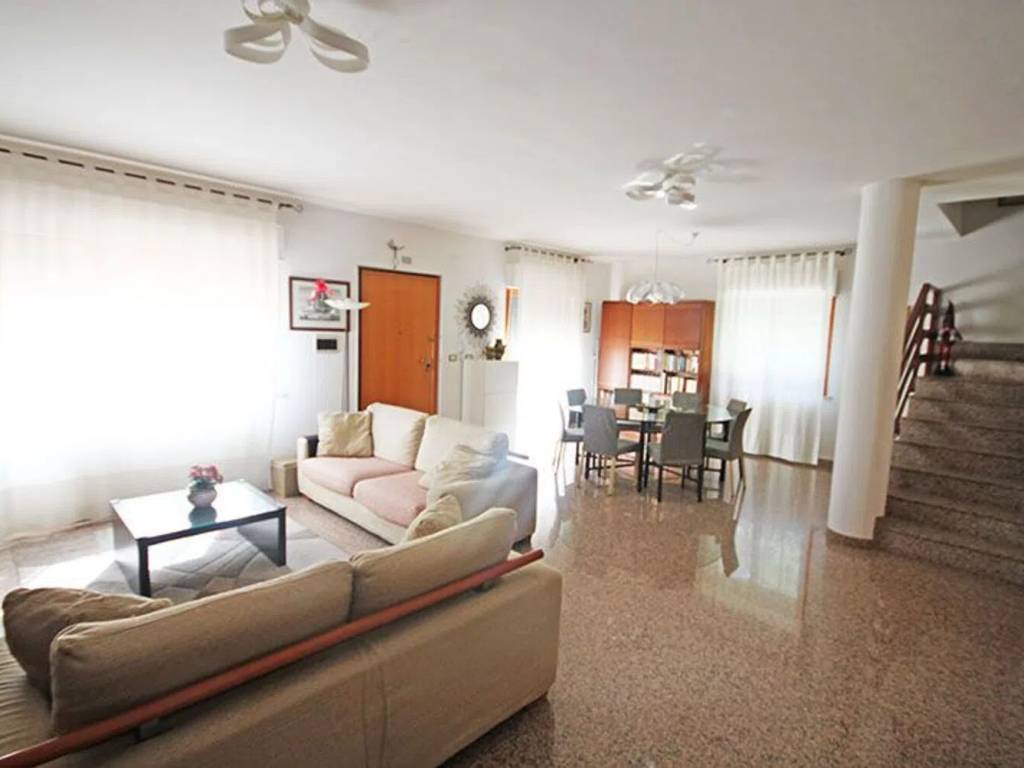 casa indipendente in vendita ad Ascoli Piceno in zona Monticelli