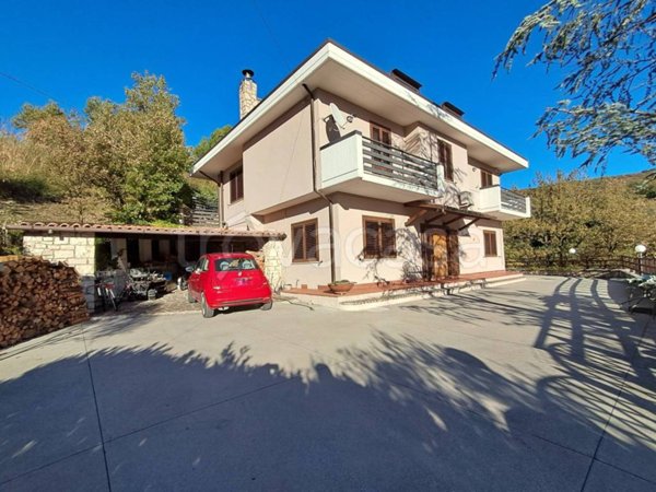 casa indipendente in vendita ad Ascoli Piceno in zona Mozzano