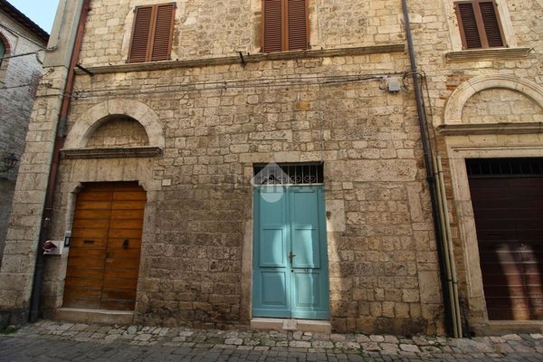 locale commerciale in vendita ad Ascoli Piceno in zona Centro Storico