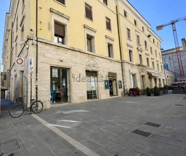 locale commerciale in vendita ad Ascoli Piceno in zona Centro Storico