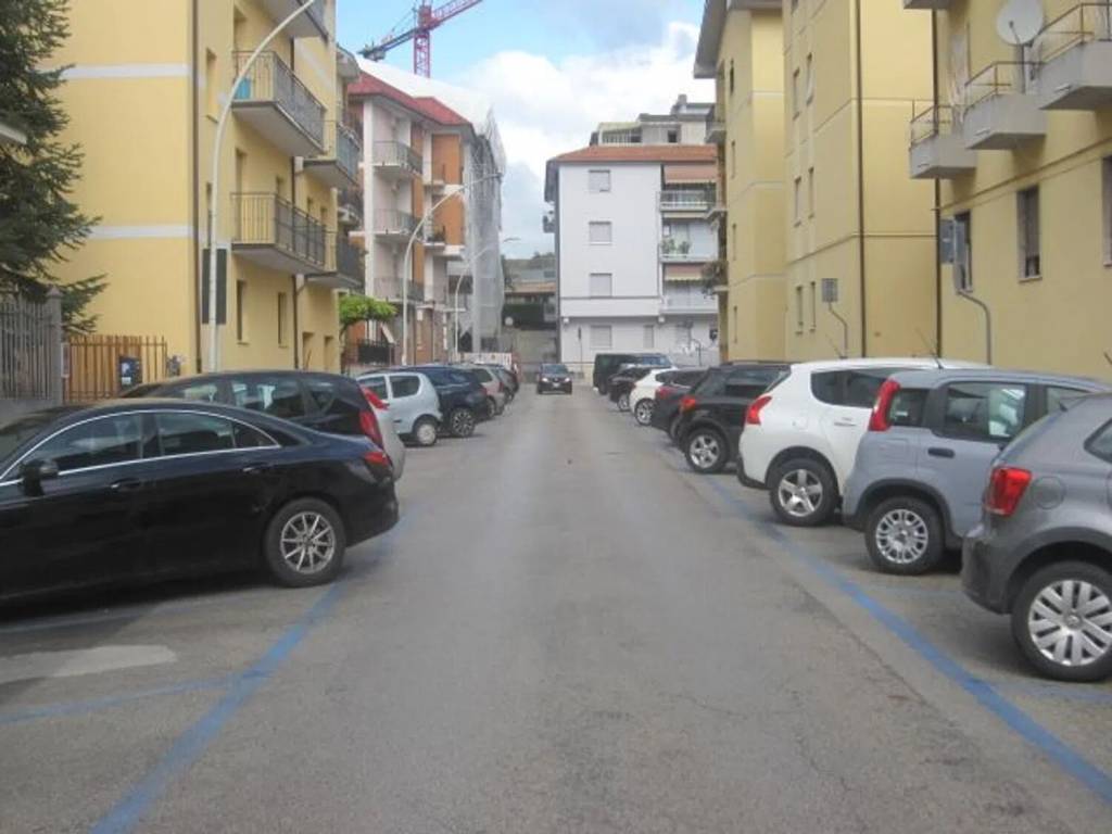 negozio in vendita ad Ascoli Piceno in zona Campo Parignano