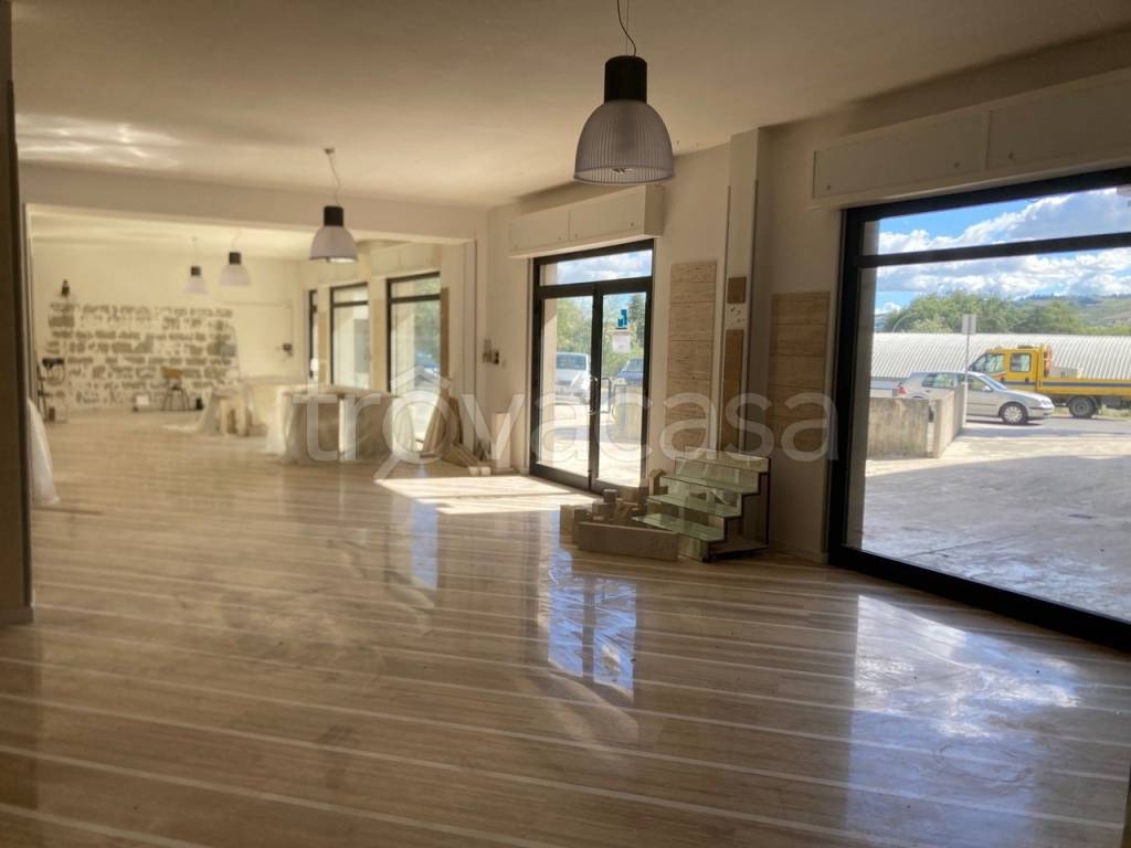 negozio in vendita ad Ascoli Piceno in zona Brecciarolo