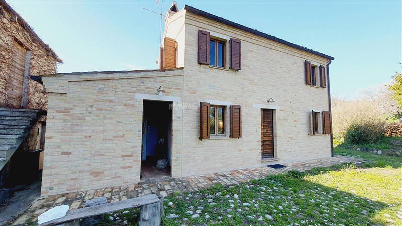 casa indipendente in vendita a Carassai