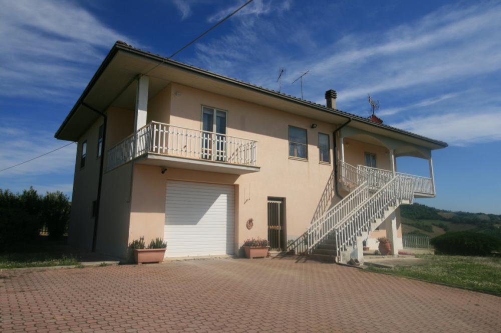 casa indipendente in vendita a Carassai