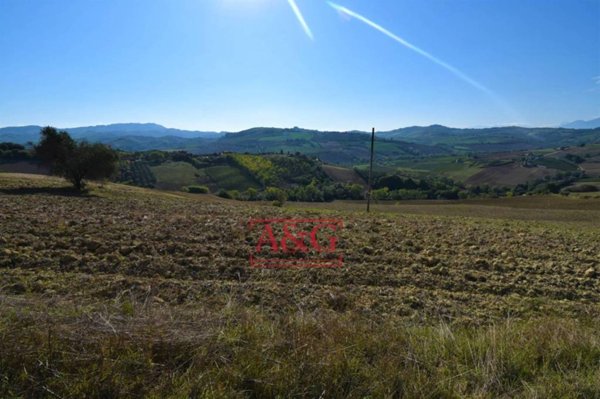 casa indipendente in vendita a Carassai