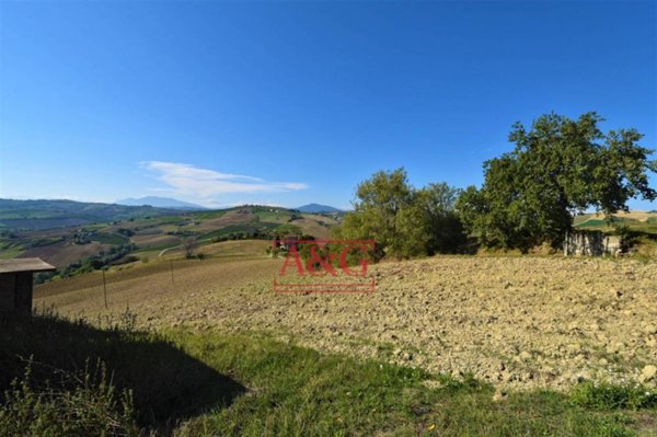 casa indipendente in vendita a Carassai