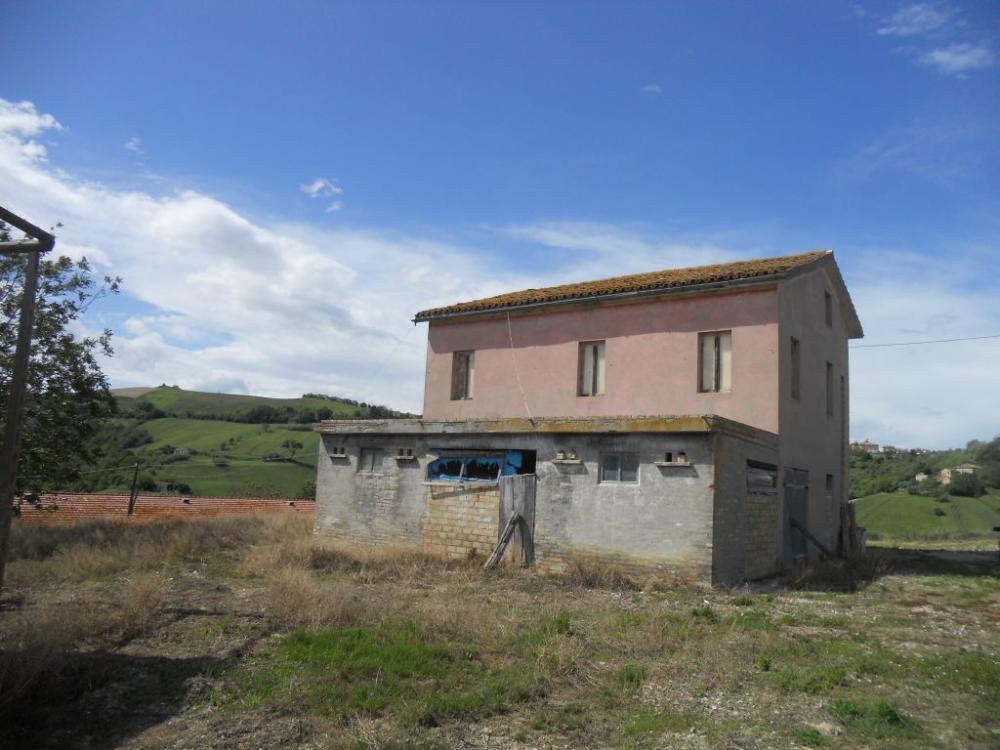 casa indipendente in vendita a Carassai