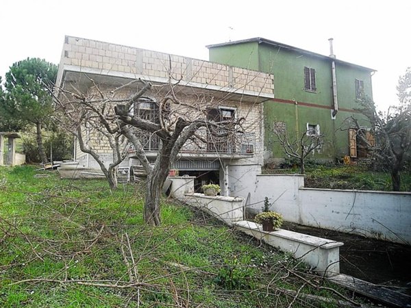 casa indipendente in vendita a Carassai