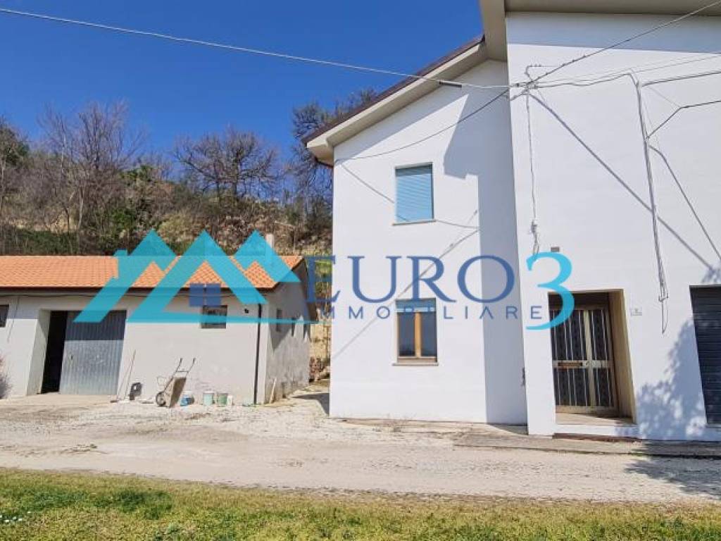 casa indipendente in vendita a Carassai