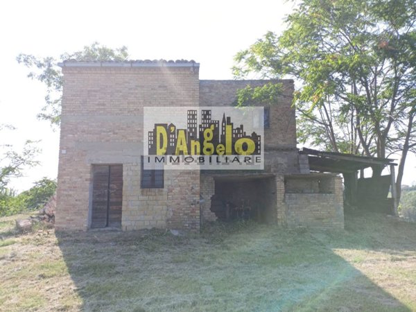 casa indipendente in vendita a Carassai
