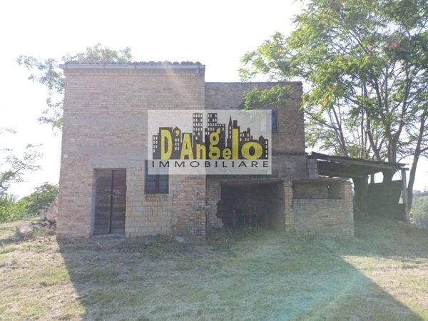 casa indipendente in vendita a Carassai