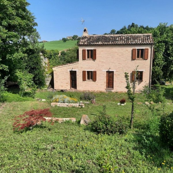 casa indipendente in vendita a Carassai