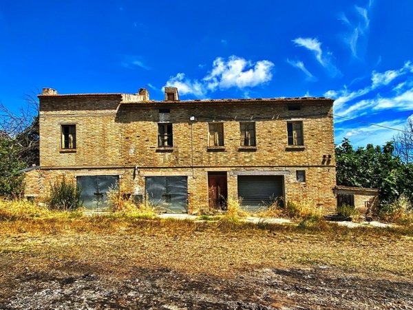 casa indipendente in vendita a Carassai