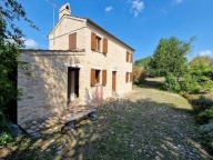 casa indipendente in vendita a Carassai