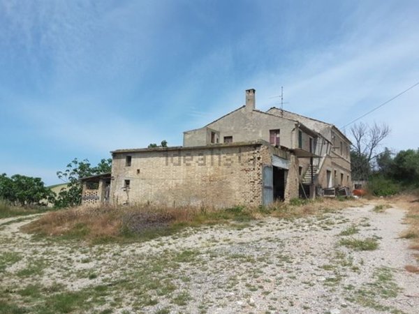 casale in vendita a Carassai